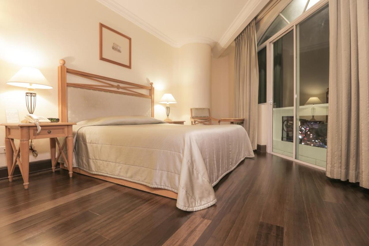 The Grand Dame Hotel Ілоіло Екстер'єр фото
