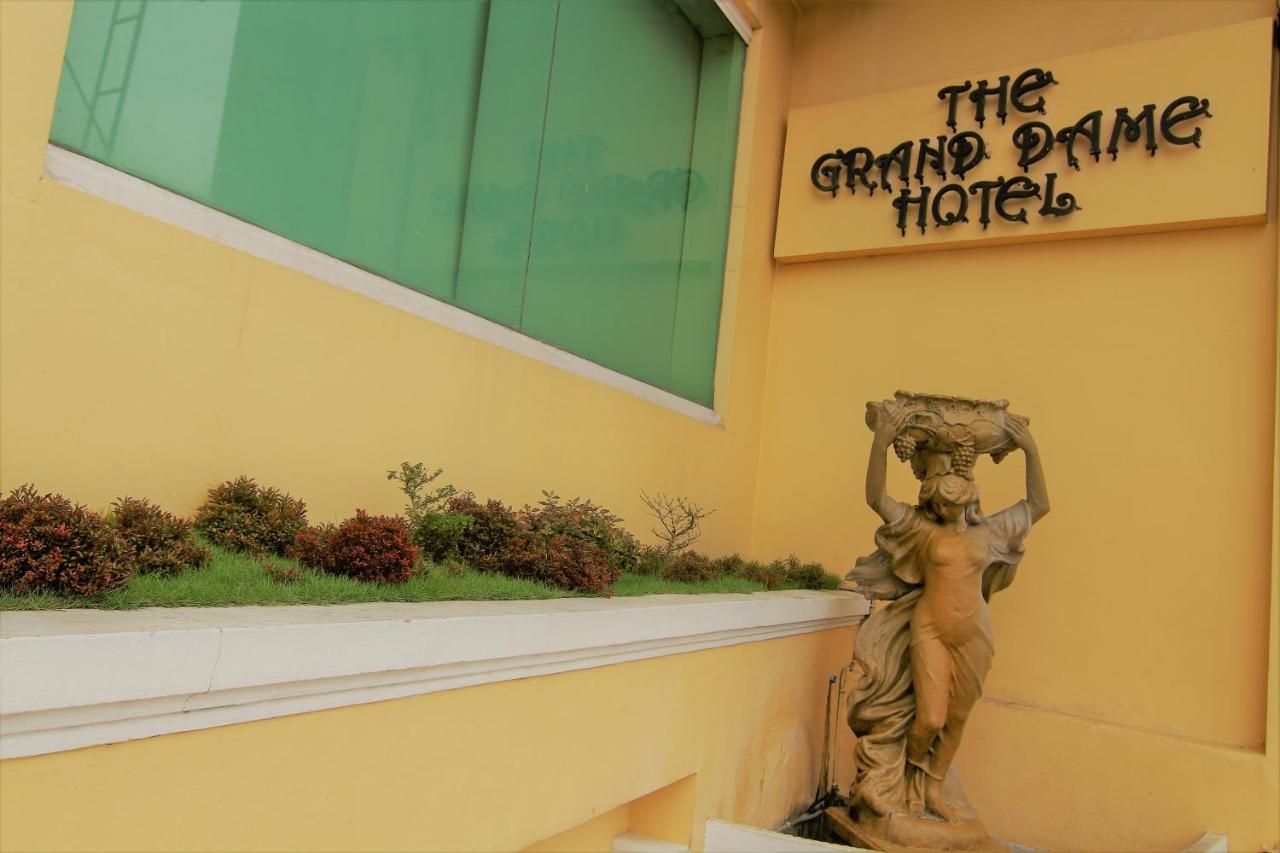 The Grand Dame Hotel Ілоіло Екстер'єр фото