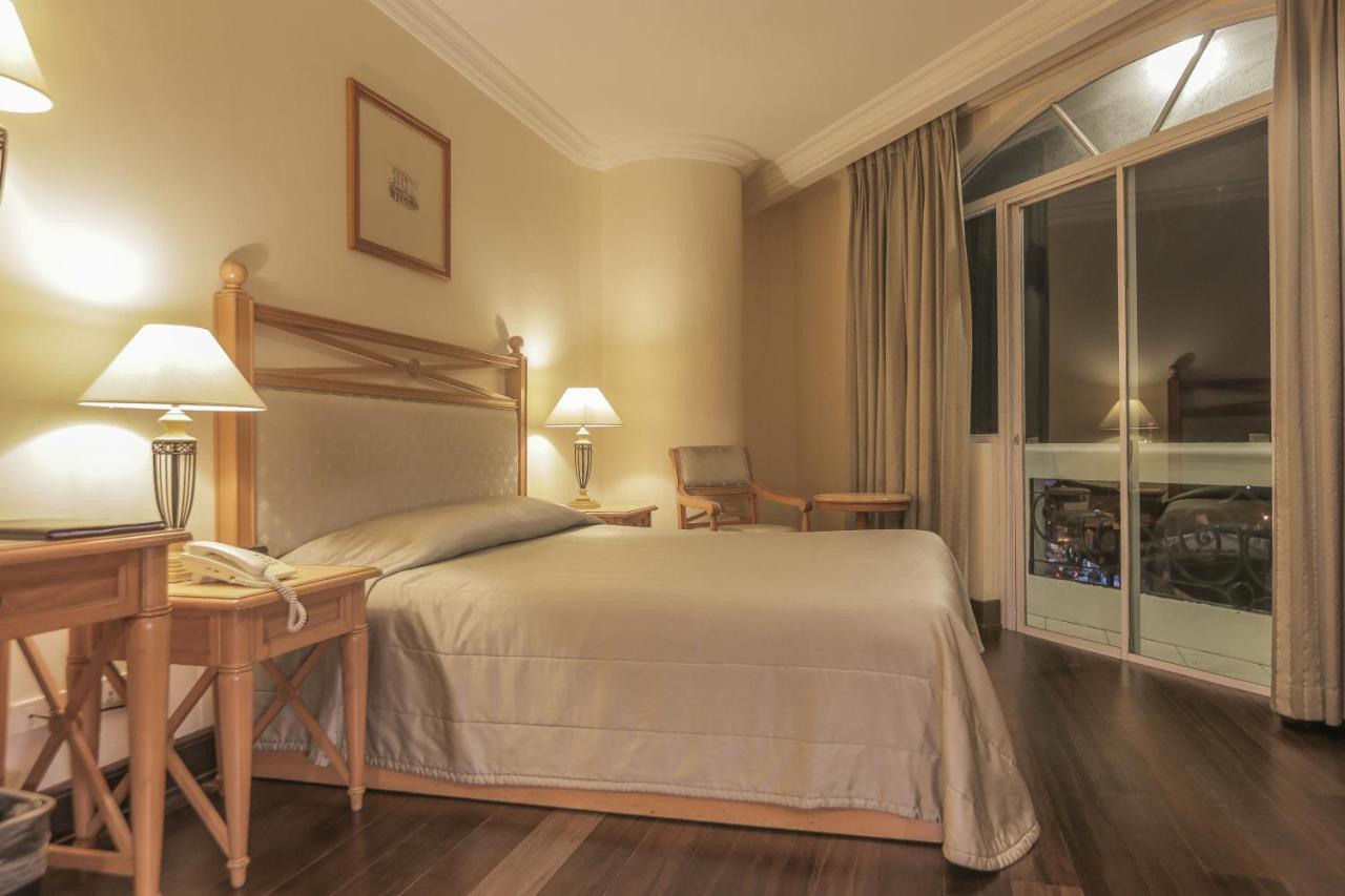 The Grand Dame Hotel Ілоіло Екстер'єр фото