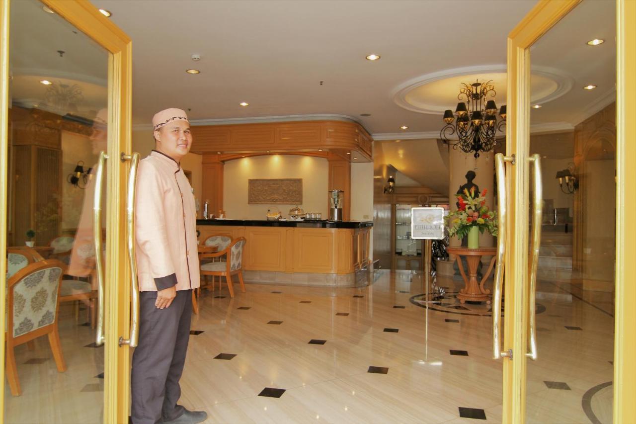 The Grand Dame Hotel Ілоіло Екстер'єр фото