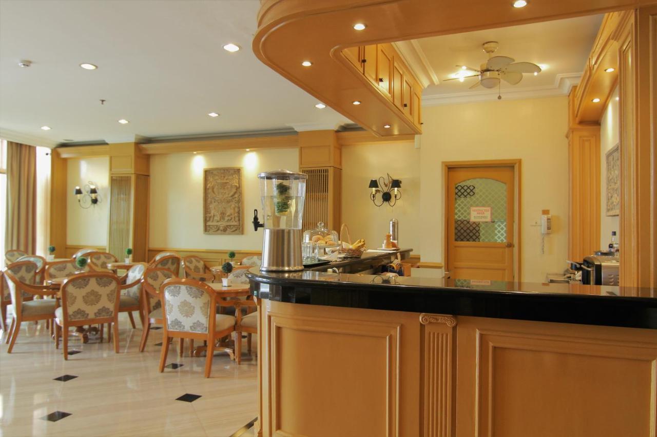 The Grand Dame Hotel Ілоіло Екстер'єр фото