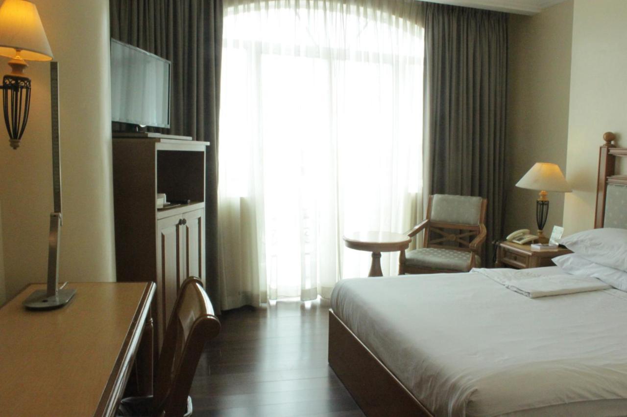 The Grand Dame Hotel Ілоіло Екстер'єр фото