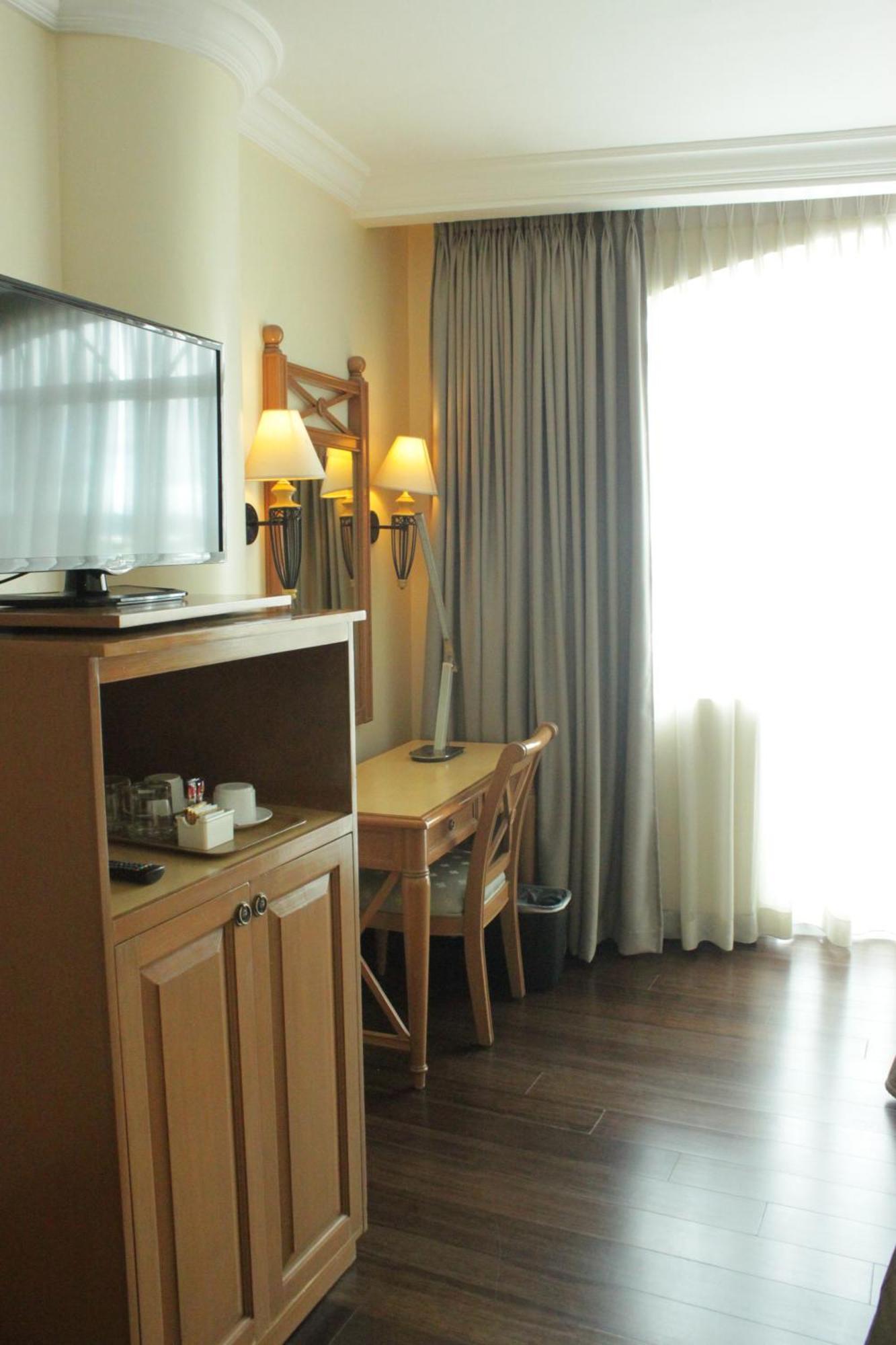The Grand Dame Hotel Ілоіло Екстер'єр фото