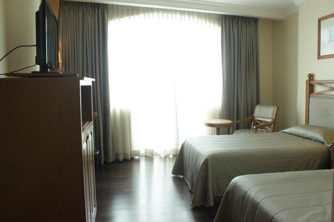 The Grand Dame Hotel Ілоіло Екстер'єр фото