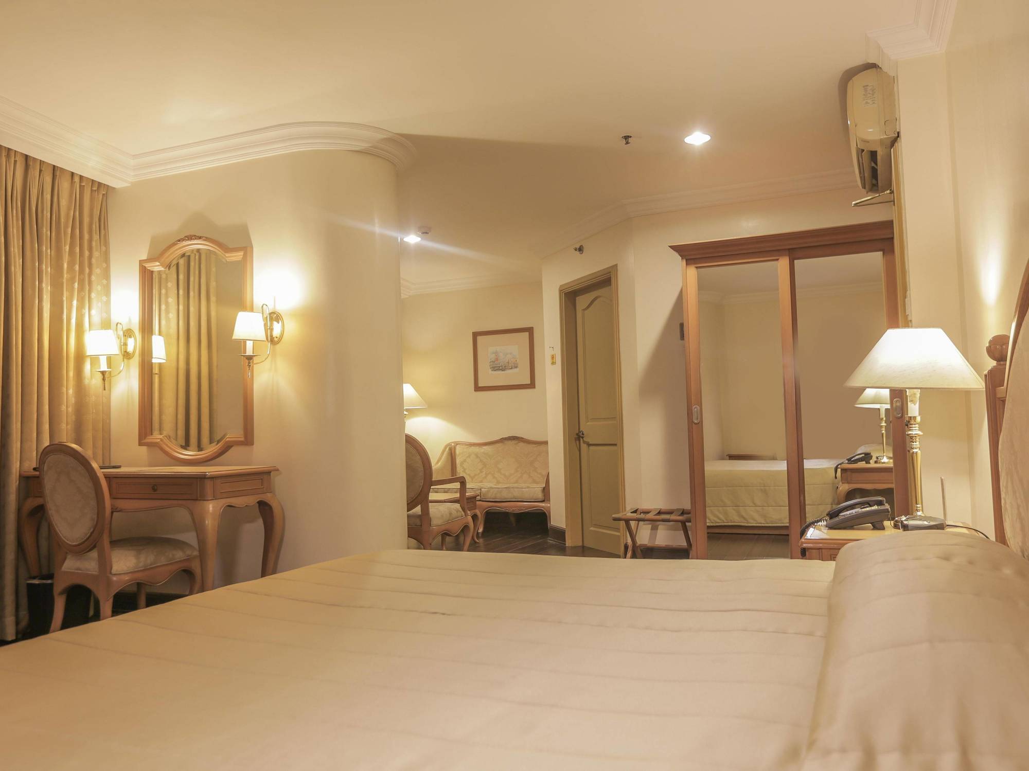 The Grand Dame Hotel Ілоіло Екстер'єр фото