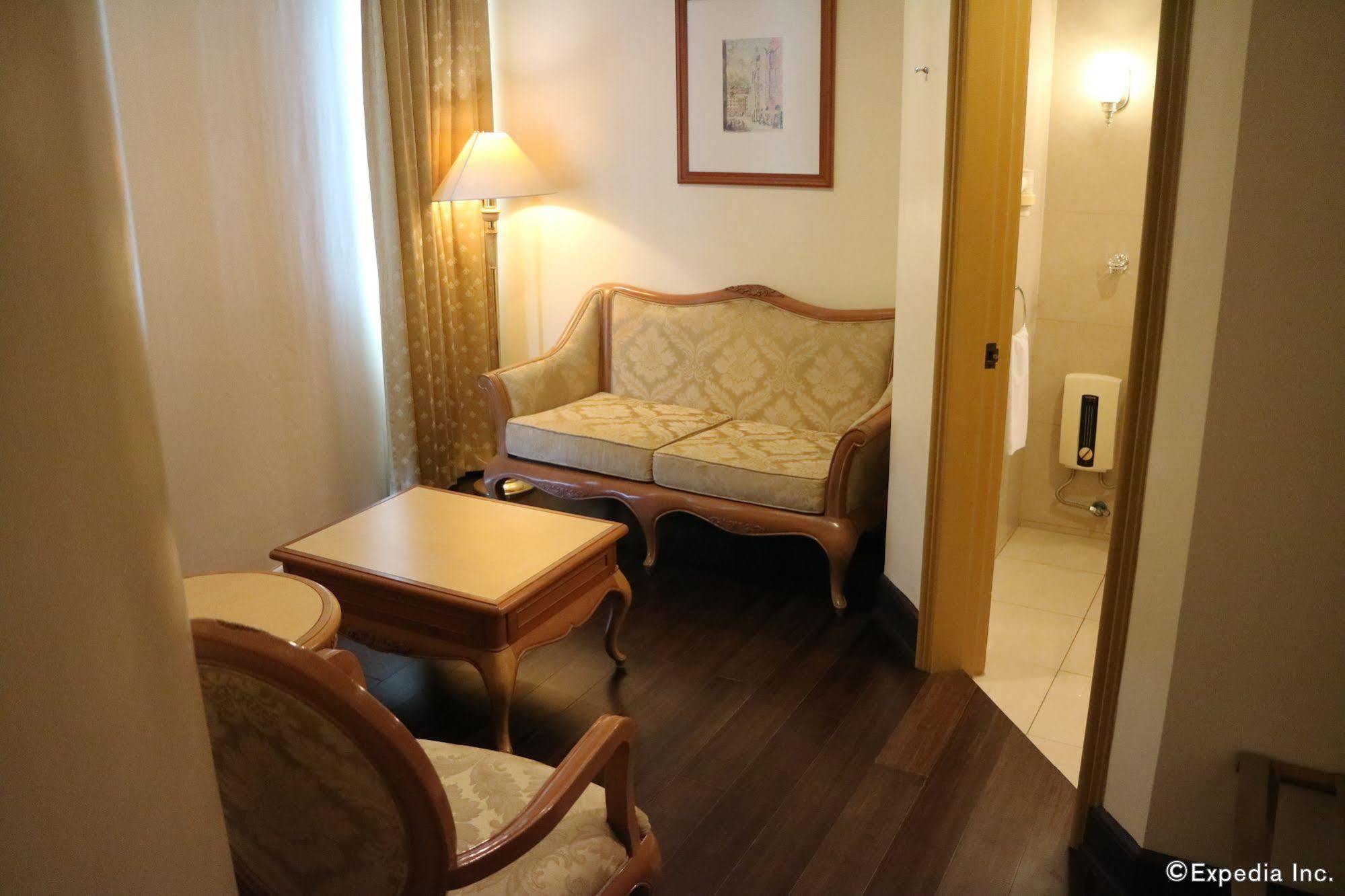 The Grand Dame Hotel Ілоіло Екстер'єр фото