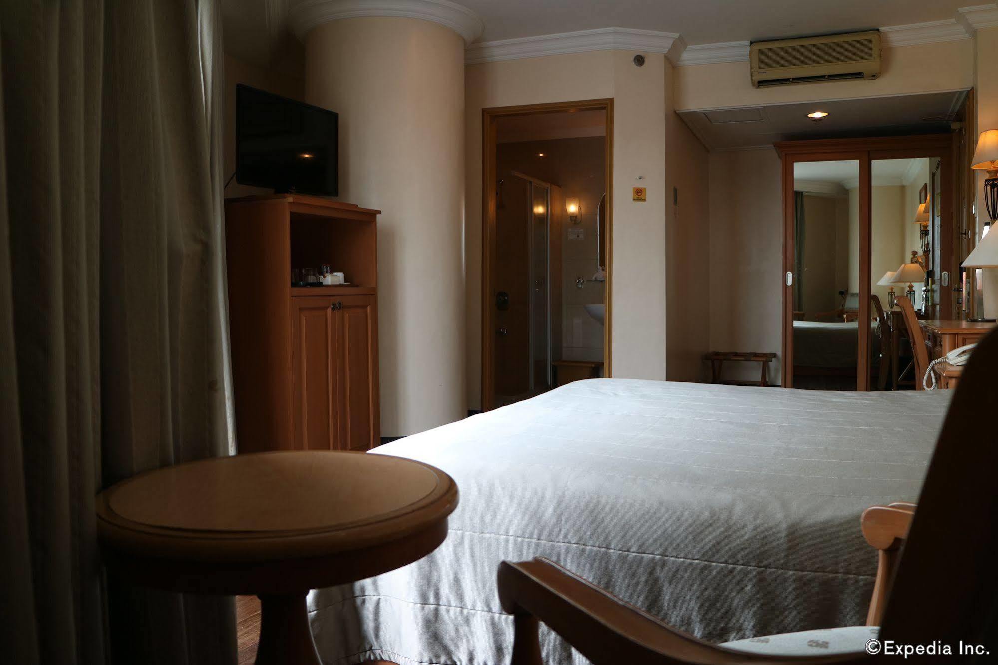 The Grand Dame Hotel Ілоіло Екстер'єр фото